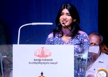 കലോത്സവ വേദിയിൽ കിടിലൻ പ്രസംഗവുമായി ‘ഡെലൂലു’; ഡ്രസിലെ സർവ്വം മായ കണക്ഷനും കണ്ടുപിടിച്ച് കാണികൾ