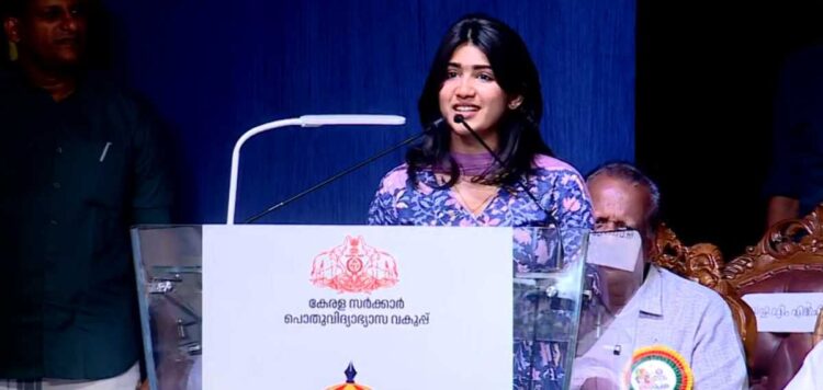 കലോത്സവ വേദിയിൽ കിടിലൻ പ്രസംഗവുമായി ‘ഡെലൂലു’; ഡ്രസിലെ സർവ്വം മായ കണക്ഷനും കണ്ടുപിടിച്ച് കാണികൾ