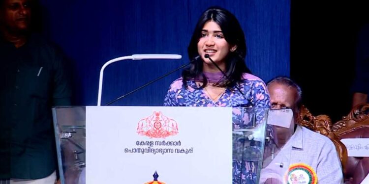 കലോത്സവ വേദിയിൽ കിടിലൻ പ്രസംഗവുമായി ‘ഡെലൂലു’; ഡ്രസിലെ സർവ്വം മായ കണക്ഷനും കണ്ടുപിടിച്ച് കാണികൾ