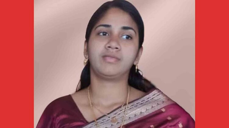 കാർ ഇടിച്ച് സ്കൂട്ടർ യാത്രക്കാരി മരിച്ചു, രണ്ട് മക്കൾക്ക് പരിക്ക്; അപകടം മകളെ ഡോക്ടറെ കാണിച്ച് മടങ്ങും വഴി