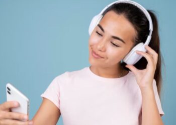 ഇയർഫോൺ ഇന്ത്യൻ യുവത്വത്തിന്റെ കേൾവിശക്തി ഇല്ലാതാക്കുമ്പോൾ!