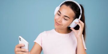 ഇയർഫോൺ ഇന്ത്യൻ യുവത്വത്തിന്റെ കേൾവിശക്തി ഇല്ലാതാക്കുമ്പോൾ!