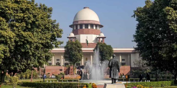 വിവാഹപൂര്‍വ ലൈംഗിക ബന്ധത്തില്‍ നിന്ന് വിട്ടു നില്‍ക്കണം; സുപ്രിംകോടതി