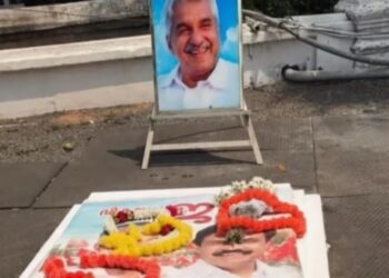 ഉമ്മന്ചാണ്ടിയുടെ കല്ലറയില് എല്ഡിഎഫ് ജാഥാ പോസ്റ്റര്; മാപ്പ് പറയണമെന്ന് കോണ്ഗ്രസ്