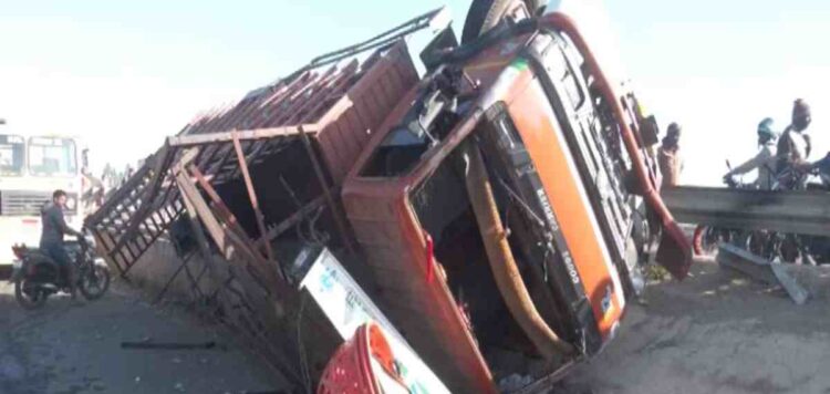 നിയന്ത്രണം വിട്ട കാര്‍ ലോറിയിലിടിച്ചു; മലയാളി ഉള്‍പ്പെടെ ഏഴ് പേര്‍ മരിച്ചു