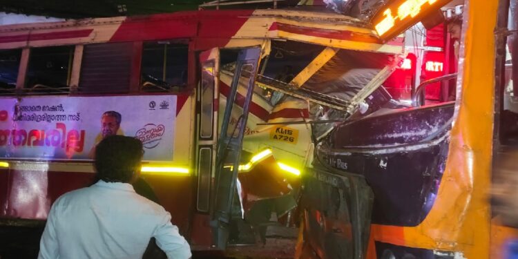 കുന്നംകുളത്ത് കെഎസ്ആർടിസി ബസുകൾ കൂട്ടിയിടിച്ചു; 20 പേർക്ക് പരിക്ക്