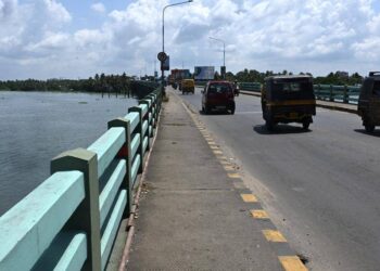 കുണ്ടന്നൂര്‍ പാലത്തില്‍ നിന്ന് കായലിലേക്ക് ചാടി യുവതി; നീന്തിയെത്തി രക്ഷിച്ച് വര്‍ക്ക്‌ഷോപ്പ് ജീവനക്കാര്‍