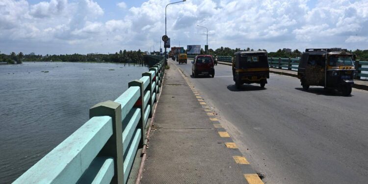 കുണ്ടന്നൂര്‍ പാലത്തില്‍ നിന്ന് കായലിലേക്ക് ചാടി യുവതി; നീന്തിയെത്തി രക്ഷിച്ച് വര്‍ക്ക്‌ഷോപ്പ് ജീവനക്കാര്‍