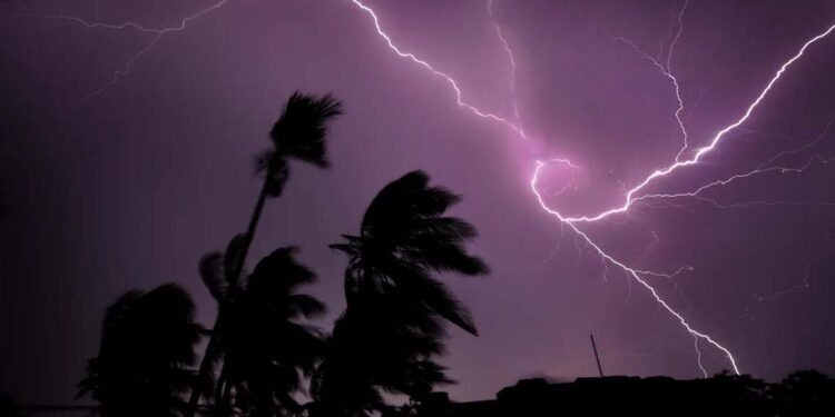 സംസ്ഥാനത്ത് ഇന്നും നാളെയും ഇടിമിന്നലോട് കൂടിയ മഴയ്ക്ക് സാധ്യത; രണ്ട് ജില്ലകളിൽ യെല്ലോ അലേർട്ട്