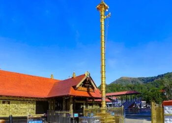 ശബരിമല കൊടിമരം പുനർനിർമ്മാണം; ചട്ടം മറികടന്ന് ഭക്തരിൽ നിന്ന് നേരിട്ട് സ്വർണം വാങ്ങി എഎസ്പി കുറുപ്പ്