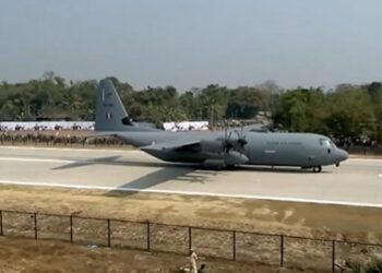 ദേശീയപാതയില്‍ വിമാനമിറങ്ങി പ്രധാനമന്ത്രി നരേന്ദ്ര മോദി; ചരിത്രനേട്ടം