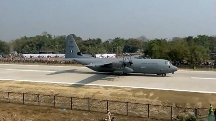 ദേശീയപാതയില്‍ വിമാനമിറങ്ങി പ്രധാനമന്ത്രി നരേന്ദ്ര മോദി; ചരിത്രനേട്ടം