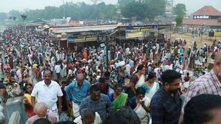 ഇന്ന് മഹാശിവരാത്രി, മണപ്പുറത്തേയ്ക്ക് ഒഴുകിയെത്തി ഭക്തര്, വൈകീട്ട് നാലുമുതല് ആലുവയില് ഗതാഗതനിയന്ത്രണം