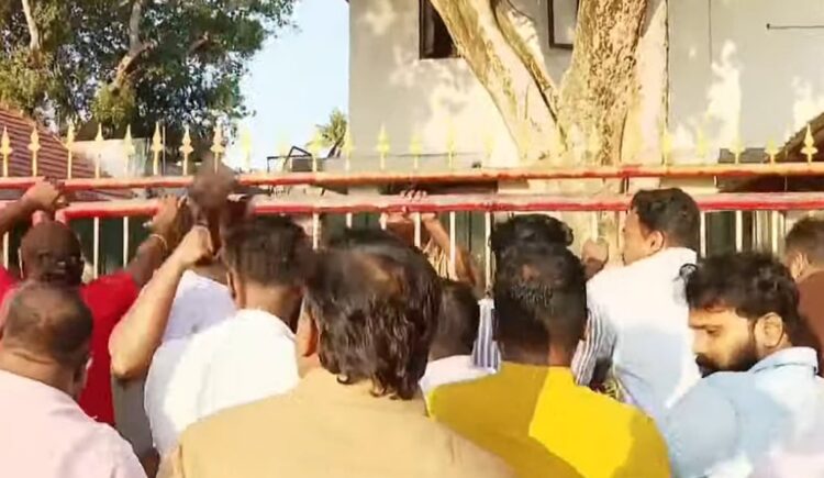 ആരോഗ്യമന്ത്രിയുടെ വസതിയില് തള്ളിക്കയറി യൂത്ത് കോണ്ഗ്രസ് പ്രതിഷേധം; വാതിലില് റീത്ത് വച്ചു; തലസ്ഥാനത്ത് വന് സംഘര്ഷം