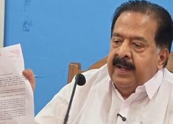 മുഴുവന്‍ ജീവനക്കാരുടെയും വിവരങ്ങള്‍ തേടി; സ്പാര്‍ക്കിന് കത്ത് നല്‍കിയത് മുഖ്യമന്ത്രിയുടെ ഓഫീസ്; രേഖകള്‍ പുറത്തുവിട്ട് രമേശ് ചെന്നിത്തല