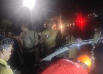 ലോറിയിലേക്ക് കാര് പാഞ്ഞു കയറി; ഫുട്പാത്തിലേക്ക് ബൈക്ക് ഇടിച്ചുകയറി; വാഹനാപകടങ്ങളില് ഏഴ് മരണം