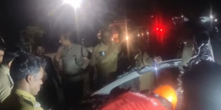 ലോറിയിലേക്ക് കാര്‍ പാഞ്ഞു കയറി; ഫുട്പാത്തിലേക്ക് ബൈക്ക് ഇടിച്ചുകയറി; വാഹനാപകടങ്ങളില്‍ ഏഴ് മരണം