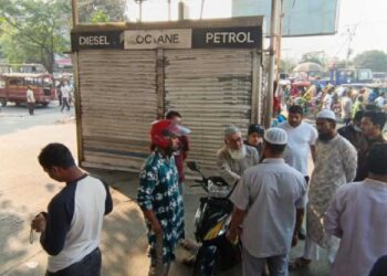 ബൈക്കുകള്‍ക്ക് രണ്ട് ലിറ്റര്‍ പെട്രോള്‍, കാറുകള്‍ക്ക് 10 ലിറ്റര്‍, ജീപ്പിന് 20-25; ബംഗ്ലാദേശില്‍ റേഷനിംഗ്