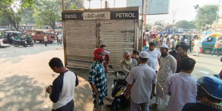 ബൈക്കുകള്‍ക്ക് രണ്ട് ലിറ്റര്‍ പെട്രോള്‍, കാറുകള്‍ക്ക് 10 ലിറ്റര്‍, ജീപ്പിന് 20-25; ബംഗ്ലാദേശില്‍ റേഷനിംഗ്