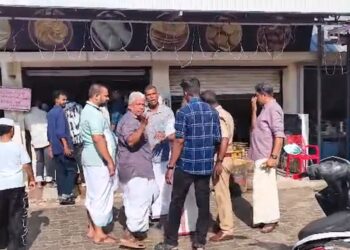 ഗ്യാസ് തീര്‍ന്നു, ഓര്‍ഡര്‍ ചെയ്ത പത്തിരി കൊടുക്കാന്‍ കഴിഞ്ഞില്ല; കായംകുളത്ത് തിക്കും തിരക്കും