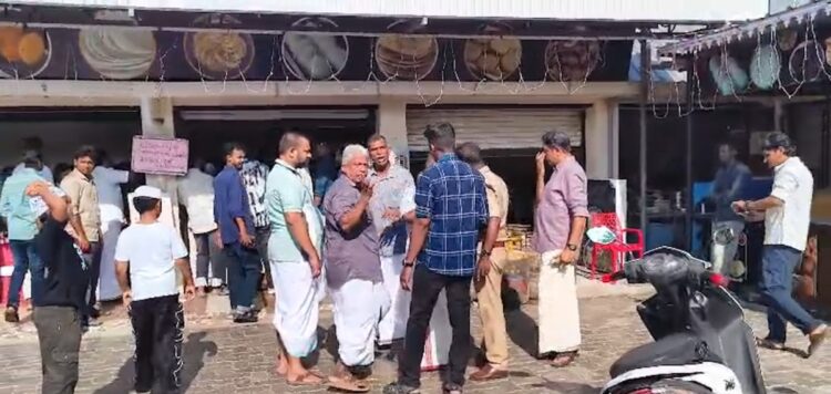 ഗ്യാസ് തീര്ന്നു, ഓര്ഡര് ചെയ്ത പത്തിരി കൊടുക്കാന് കഴിഞ്ഞില്ല; കായംകുളത്ത് തിക്കും തിരക്കും