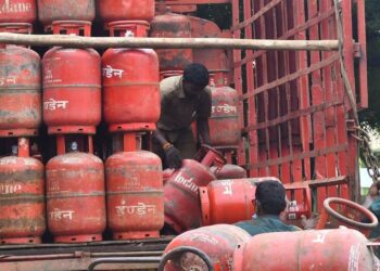 ജനങ്ങൾക്ക് വീണ്ടും ഇരുട്ടടി; പാചകവാതക സിലിണ്ടറുകളുടെ വില വർധിപ്പിച്ചു