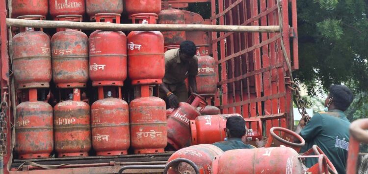 ജനങ്ങൾക്ക് വീണ്ടും ഇരുട്ടടി; പാചകവാതക സിലിണ്ടറുകളുടെ വില വർധിപ്പിച്ചു