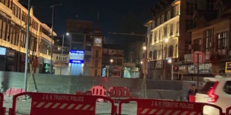 ഖമനയിയുടെ മരണം; പ്രതിഷേധങ്ങൾക്ക് പിന്നാലെ ലാൽ ചൗക്ക് അടച്ചു, ഇന്റർനെറ്റ് സർവീസുകൾക്ക് നിയന്ത്രണം