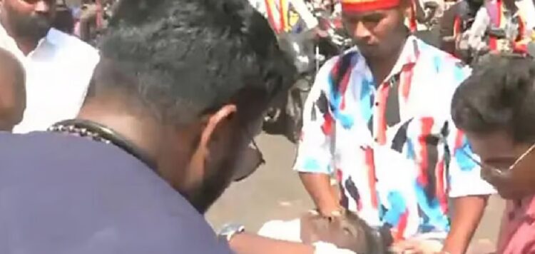 വിജയ്യെ ബൈക്കിൽ പിന്തുടരുന്നതിനിടെ അപകടം; രണ്ട് യുവാക്കൾക്ക് പരിക്ക്, ഒരാളുടെ നില ഗുരുതരം