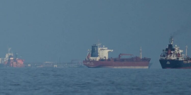 LPG ദൗർലഭ്യം; ആശ്വാസമായി രണ്ട് കപ്പലുകൾ നാളെയും മറ്റന്നാളുമായി ഇന്ത്യൻ തീരത്തെത്തും