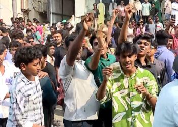 ഒരു രൂപ നോട്ടിന് ഷൂ ഓഫര്‍’ ; കോഴിക്കോടേക്ക് ഇരച്ചെത്തിയത് ആയിരങ്ങള്‍, സംഘര്‍ഷം; കട ഉടമകൾ കസ്റ്റഡിയിൽ