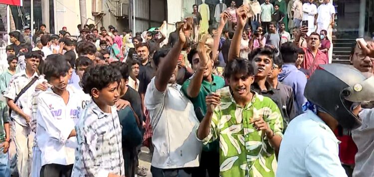 ഒരു രൂപ നോട്ടിന് ഷൂ ഓഫര്’ ; കോഴിക്കോടേക്ക് ഇരച്ചെത്തിയത് ആയിരങ്ങള്, സംഘര്ഷം; കട ഉടമകൾ കസ്റ്റഡിയിൽ