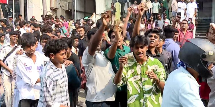 ഒരു രൂപ നോട്ടിന് ഷൂ ഓഫര്‍’ ; കോഴിക്കോടേക്ക് ഇരച്ചെത്തിയത് ആയിരങ്ങള്‍, സംഘര്‍ഷം; കട ഉടമകൾ കസ്റ്റഡിയിൽ