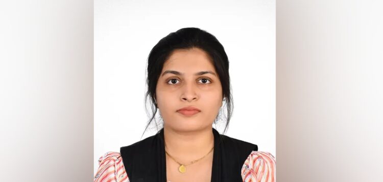 ലിഫ്റ്റ് ചോദിച്ച് കയറിയ ബൈക്കില് ലോറി ഇടിച്ച് അപകടം; റോഡില് തലടിയിച്ച് വീണ് 23കാരിക്ക് ദാരുണാന്ത്യം