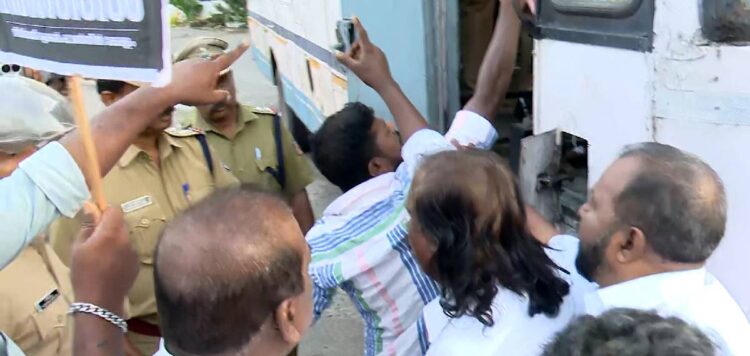 നിതിന് രാജിന്റെ മരണത്തില് പ്രതിഷേധം; സംസ്ഥാന ഹർത്താൽ ആരംഭിച്ചു, വിവിധ ഇടങ്ങളിൽ ബസുകള് തടഞ്ഞു