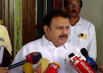 നാട്ടുകാരെ കൊണ്ട് പറയിക്കരുത്, സിംഗിൾ ഡാൻസ് കളിക്കാൻ ആരും ശ്രമിക്കേണ്ട’; മുഖ്യമന്ത്രി ചർച്ചകൾക്കെതിരെ കെ മുരളീധരൻ