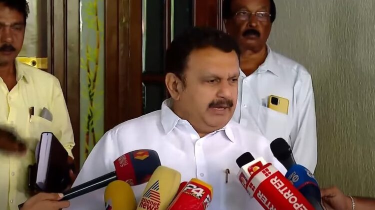 നാട്ടുകാരെ കൊണ്ട് പറയിക്കരുത്, സിംഗിൾ ഡാൻസ് കളിക്കാൻ ആരും ശ്രമിക്കേണ്ട’; മുഖ്യമന്ത്രി ചർച്ചകൾക്കെതിരെ കെ മുരളീധരൻ