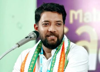 ഷാഫിയുടെ റോഡ് ഷോയ്ക്കിടെ സിപിഐഎം കൊടിയുമായെത്തി പ്രതിഷേധം