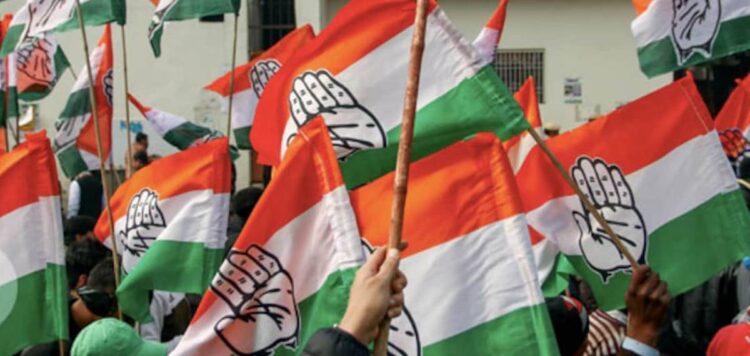 വി ഡി സതീശനെ അനുകൂലിച്ച് പ്രകടനം; DCCകളോട് റിപ്പോര്ട്ട് തേടി KPCC