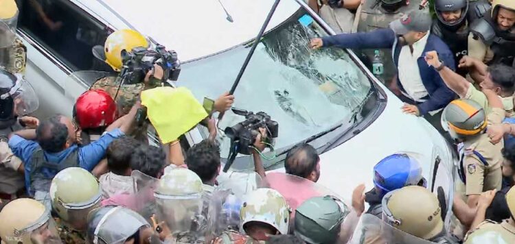 ED റെയ്ഡിന് ശേഷമുണ്ടായ അക്രമം: ഉദ്യോഗസ്ഥ വീഴ്ചയെന്ന് റിപ്പോര്ട്ട്, പൊലീസിനെ അക്രമിച്ചതിലും കേസ്