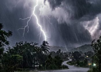 യുപിയില്‍ കനത്ത മഴയിലും കൊടുങ്കാറ്റിലും 33 പേര്‍ക്ക് ദാരുണാന്ത്യം