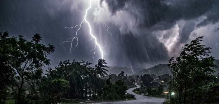 യുപിയില്‍ കനത്ത മഴയിലും കൊടുങ്കാറ്റിലും 33 പേര്‍ക്ക് ദാരുണാന്ത്യം