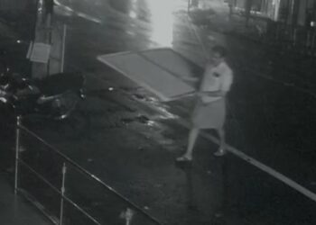 സേവ് കോൺഗ്രസ്സിന്‍റെ പേരിൽ കെ സിയ്ക്ക് ഫ്ലക്സ് ബോര്‍ഡ് വെച്ച സിപിഐഎം നേതാവ് ക്യാമറയിൽ കുടുങ്ങി
