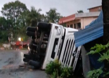 പത്തനംതിട്ടയിൽ ലോറി വീടിന് മുകളിലേക്ക് മറിഞ്ഞു; വീട്ടമ്മയ്ക്ക് ദാരുണാന്ത്യം