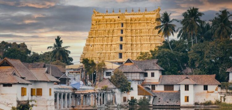 കാണാതായെന്ന് പറയുന്ന ആഭരണങ്ങള്‍ ലോക്കറിലുണ്ട്; പൊലീസിനെ തള്ളി പത്മനാഭസ്വാമി ക്ഷേത്രം ഭരണസമിതി