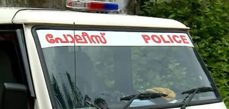 മുൻവൈരാഗ്യം; കൊല്ലത്ത് വിവാഹത്തിൽ പങ്കെടുക്കാൻ പോയ യുവാക്കളെ വഴിയിൽ തടഞ്ഞ് കമ്പിവടി കൊണ്ടടിച്ചു, 8 പേർ പിടിയിൽ