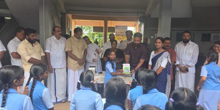 വായനാദിനത്തോടനുബന്ധിച്ച്  പുസ്തകവിതരണം സംഘടിപ്പിച്ചു  ചെങ്ങന്നൂർ ബ്ലോക്ക് കോൺഗ്രസ്സ് കമ്മറ്റി
