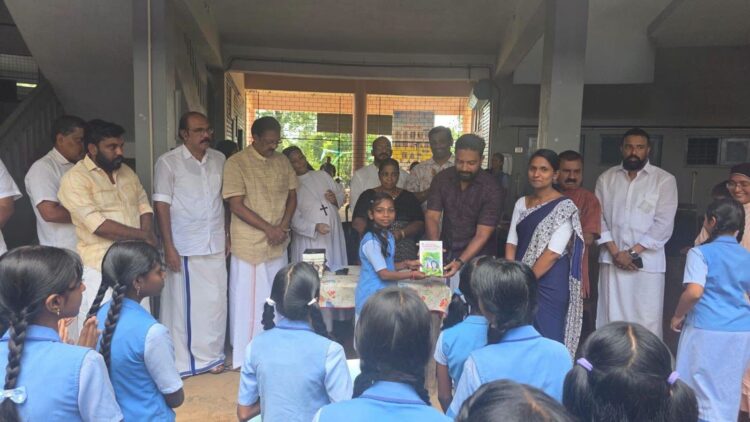 വായനാദിനത്തോടനുബന്ധിച്ച്  പുസ്തകവിതരണം സംഘടിപ്പിച്ചു  ചെങ്ങന്നൂർ ബ്ലോക്ക് കോൺഗ്രസ്സ് കമ്മറ്റി