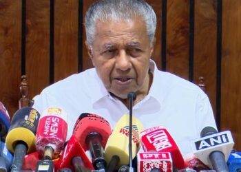 സ്വകാര്യകമ്പനികളെ മാടിവിളിക്കുന്ന ബജറ്റ്, കേരളത്തിന് അപകടമെന്ന സൂചന: വിമര്‍ശിച്ച് പിണറായി വിജയന്‍