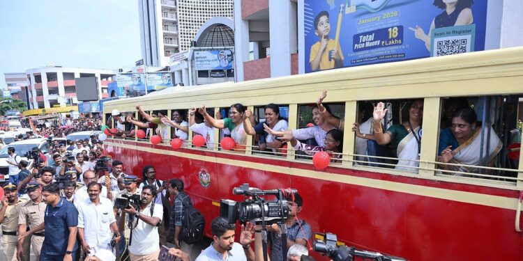 പ്രിയദര്‍ശിനി പദ്ധതിയുടെ ഭാഗമായുള്ള ആദ്യ കെഎസ്ആര്‍ടിസി യാത്രയ്ക്ക് മുന്‍പ്‌